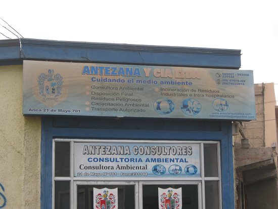 Strasse des 21. Mai, das Umweltinstitut
                          "Antezana", die Schilder