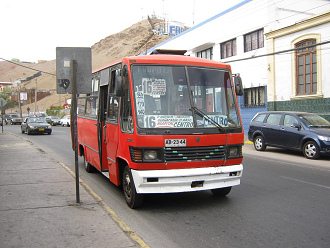 Strasse des 21. Mai, roter Bus der
                                Linie 16