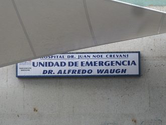 Calle 21 de Mayo, la unidad de
                                emergencia del hospital, la placa