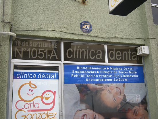 La avenida 18 de Septiembre N 1051-A,
                          una clnica dental, la placa