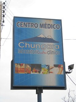 18.-September-Allee, medizinisches Zentrum
                        "Laboratorio Chungara", grosse Tafel