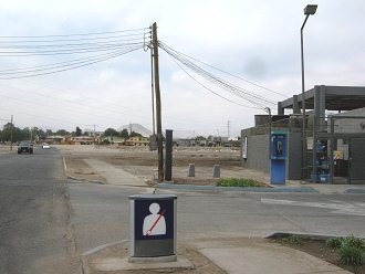 18.-September-Allee, Schild an der Ausfahrt
                        der Tankstelle "Sicherheitsgurt
                        anschnallen"