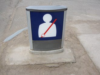 18.-September-Allee, Schild an der
                          Ausfahrt der Tankstelle "Sicherheitsgurt
                          anschnallen", Nahaufnahme