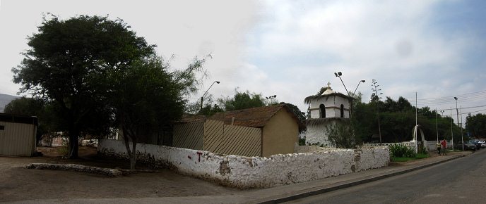 Muro con rbol y torre de capilla