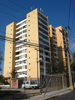 Velasquezallee, ein oranger
                                    Wohnblock