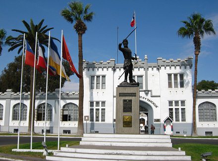 Velasquezallee, das Denkmal mit
                                    dem Oberstleutnant Juan Jos San
                                    Martn, Sicht von vorn