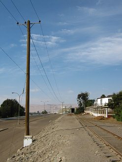 Die leere Porcelallee und die
                                  Eisenbahngeleise der Zuglinie von
                                  Arica nach La Paz 04, Sicht nach
                                  Norden Arica verlassend