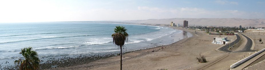 Chinchorrostrand mit der Bahnlinie von
                            Arica nach Tacna und "Uferweg",
                            grosses Panorama