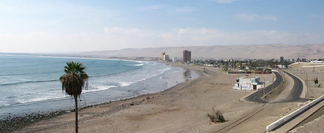 Playa Chinchorro con el carril de Arica
                            a Tacna y con el camino costero, panorama