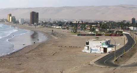 Chinchorrostrand mit Eisenbahnlinie
                            Arica-Tacna und "Uferweg",
                            Nahaufnahme