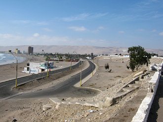 Vista a la playa Chinchorro,
                                  carril Arica-Tacna, camino costero y
                                  la escalera a la avenida Chile