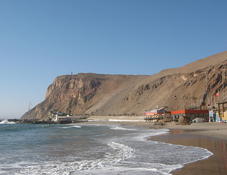 Playa Laucho, olas en la playa con vista al
                cerro Morro