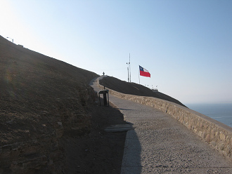 Der Spaziergang auf den
                                    Morroberg ("cerro Morro")
                                    mit der chilenischen Fahne