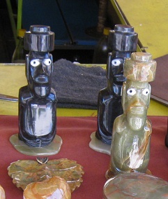 Figuritas de la isla de
                                      Pascua en nix y en mrbol de nix
                                      con ojos blancos, primer plano