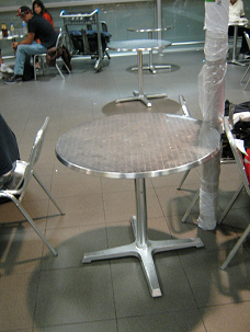 Mesas sin sillas en el
                                        aeropuerto de Lima
