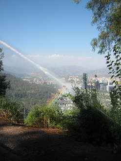 Irrigacin de rboles en el
                  parque Metropolitano con arco iris y con panorama