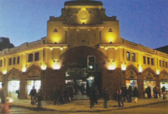 Mercado
              municipal de Temuco con la feria de artesania mapuche, una
              de las entradas en la noche