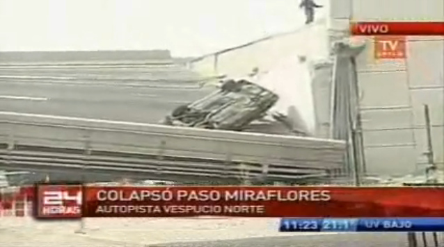 Regin de
                  Santiago, puente de autopista "Paso
                  Miraflores" de la autopista "Vespucio
                  Norte", puente bajada con un auto volteado [53]
