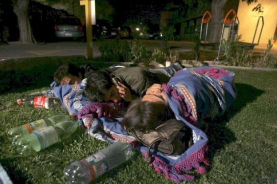 Santiago,
                Chilenen im Park in Decken gehllt und mit
                Getrnkeflaschen [A9]