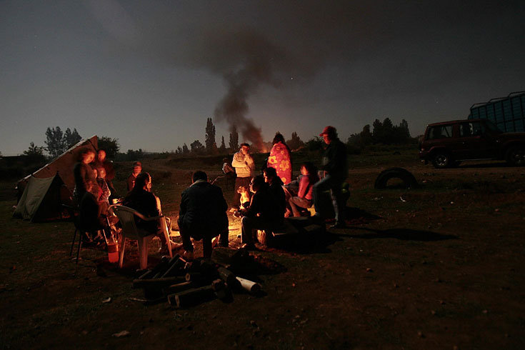 Mulchen,
                  bei einem Lagerfeuer auf freiem Feld warteten diese
                  Chilenen die Nachbeben ab [A15]