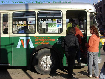 Trolleybus in Valparaiso, der Einstieg.
                            Die Trolleybusse sind aus Zrich von der VBZ
                            [5]