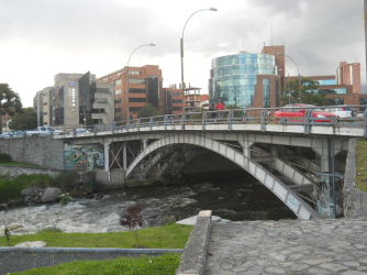 el puente Todos Santos en Cuenca pasando el ro
                  Tomebamba