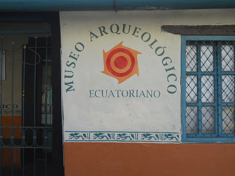 Das Ureinwohnermuseum (Archologiemuseum) von
                  Cuenca in Ecuador, das Logo des Museums