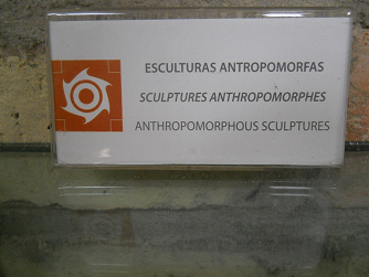 Auf dem Schild steht: "Anthropomorphe"
                  ("menschenhnliche") Skulptur
