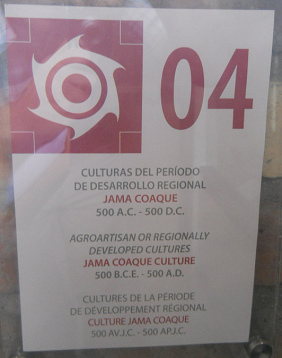 la placa del museo con las indicaciones sobre la
                  cultura de Jama Coaque