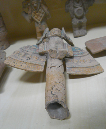 dios alado de la cultura Jama Coaque 01 con 4
                  alas (2 en la espalda y 2 en las orejas), foto
                  inclinada