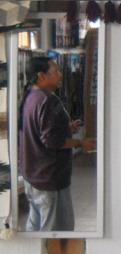 Jos Cotacachi im Spiegel
                                        der Ausstellungshalle