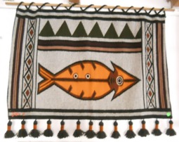 Ein Wandteppich mit einem Fisch