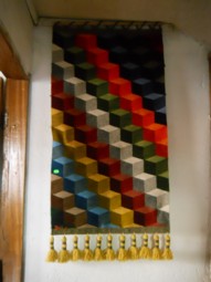 Wandteppich mit einem
                              dreidimensionalen Treppendesign