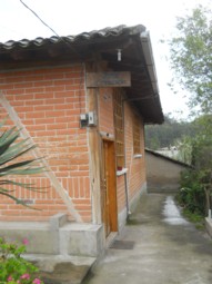 Casa con sala de exposicin de tejidos
                            de Jos Cotacachi