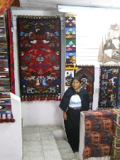 Wandteppich mit Inka-Kalender und der
                              Verkuferin