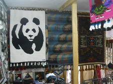 Tejidos mostrando un oso panda y
                            lagartos