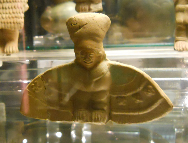 Ein geflgelter Gott im
              Archologischen Museum (im Centro de Cultura) in Quito