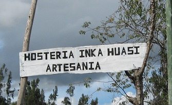 Schild "Hostera inka huasi -
                            artesana" ("Herrberge Inka-Haus -
                            Kunsthandwerk"), Nahaufnahme