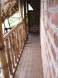 Korridor mit Holzgelnder