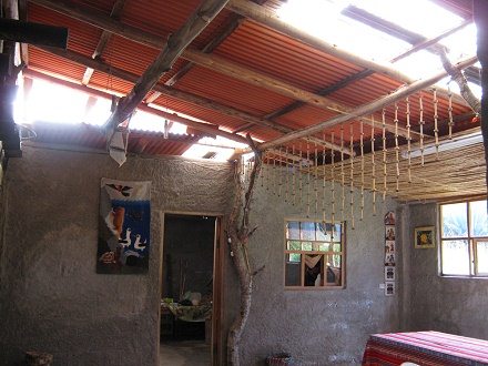 Die Stube mit Dachfenstern und weiteren
                            Wandteppichen