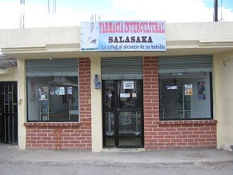 Apotheke im Zentrum von Salasaca (in
                          Ketschua: "Salasaka")