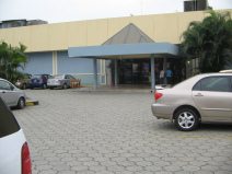 Guayaquil, el centro comercial
                            "Policentro", la entrada