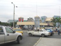 Guayaquil, el centro
                                      comercial "Policentro",
                                      revs 01