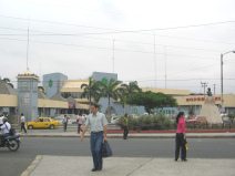 Guayaquil, el centro
                                      comercial "Policentro",
                                      revs 02