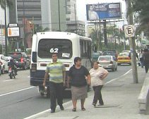 Guayaquil, la torre del Centro
                            Comercial Mundial CCM en la Avenida Orellana
                            con gente con obesidad en primer trmino