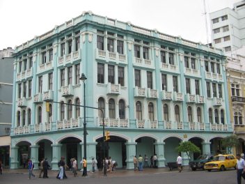Zentrum von Guayaquil, alte Huser am Boulevard des
              9. Oktober (Bulevar Nueve de Octubre) (03)