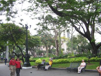 Zentrum von Guayaquil, noch eine
                          Fettsucht auch am Jahrhundertplatz
                          ("Plaza del Centenario")