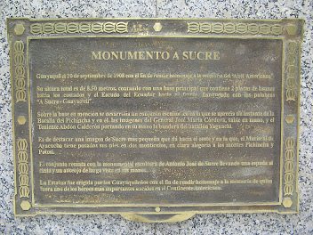 Centro de Guayaquil, la placa del
                          monumento Sucre en la zona peatonal