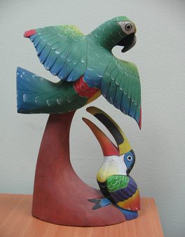 Die Balsaholz-Statue mit einem Papagei
                          und einem Tukan, Rckseite