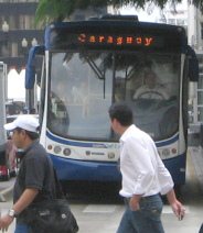 Guayaquil, un bus moderno de la Metrova
                          con el trmino "Caraguay"
